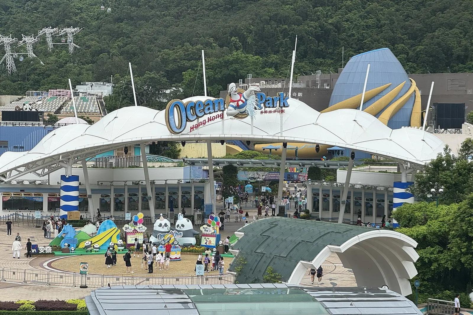 Ο λευκός θόλος της κεντρικής εισόδου του Ocean Park με γλυπτά πάντα στην πλατεία και έναν μπλε θόλο στο βάθος
